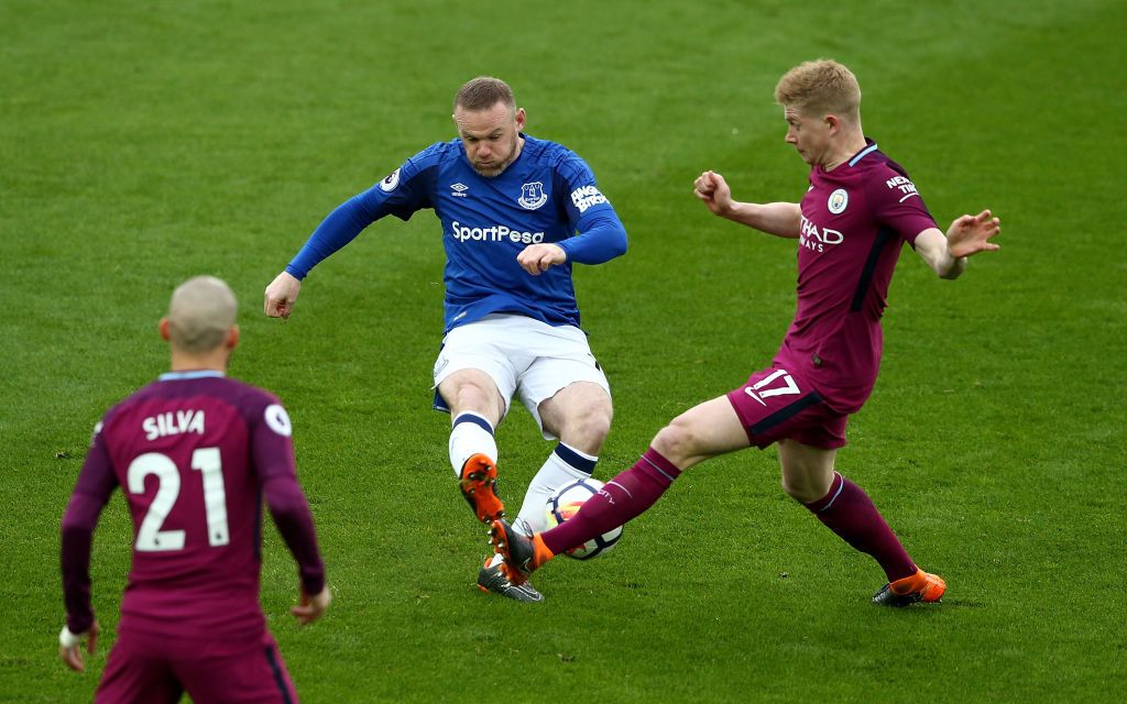 LIVERPOOL, ENGLAND - MARCH 31:  Wayne Rooney of Everton battles with Kevin De Bruyne of Manchester City during the Premier League match between Everton and Manchester City at Goodison Park on March 31, 2018 in Liverpool, England.  (Photo by Jan Kruger/Getty Images )