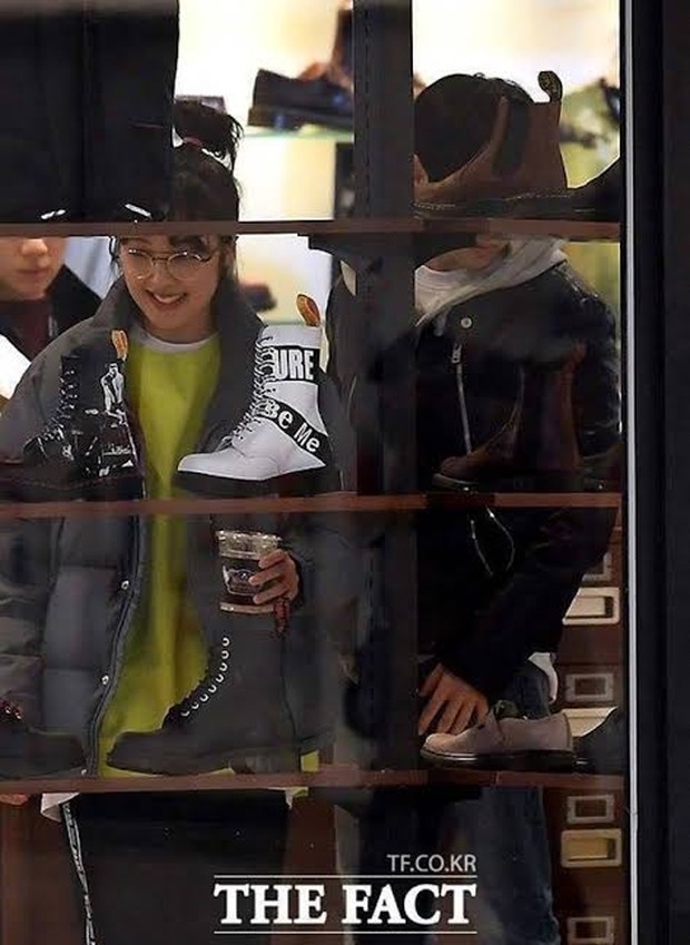 Potret romantis kim bo ra dan pasangan