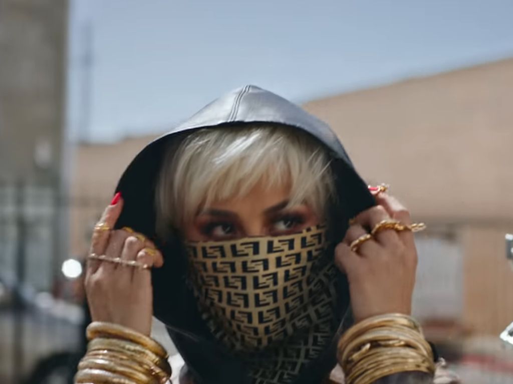 Gaya Agnez Mo Pakai Masker Rp 10 Juta di Video Fuckin Boyfriend yang Trending Gaya Agnez Mo Pakai Masker Rp 10 Juta di Video Fuckin Boyfriend yang Trending