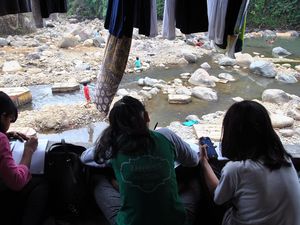 Belajar Daring dari Pinggir Kali Ciliwung Belajar Daring dari Pinggir Kali Ciliwung