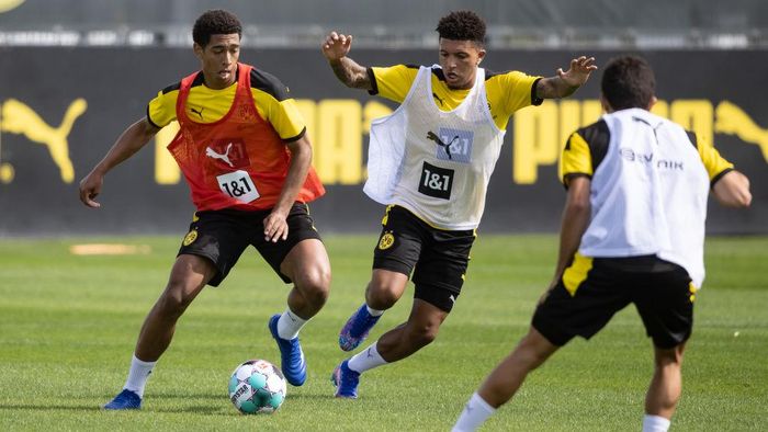 Borussia Dortmund DORTMUND, GERMANY - AUGUST 03: Jude Bellingham is challenged by Jadon Sancho during the first training session after the summer break on August 03, 2020 in Dortmund, Germany. (Photo by Lars Baron/Getty Images)
