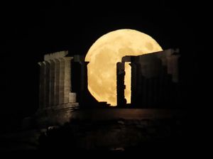 Eksotisnya Bulan Purnama di Atas Kuil Poseidon Yunani