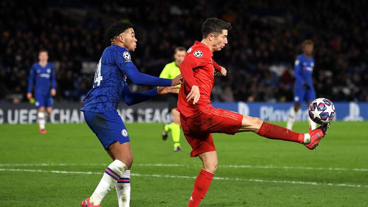 Robert Lewandowski memperingatkan Bayern Munich agar tak over percaya diri meski unggul jauh dari Chelsea di leg I. Foto: Getty Images/Mike Hewitt