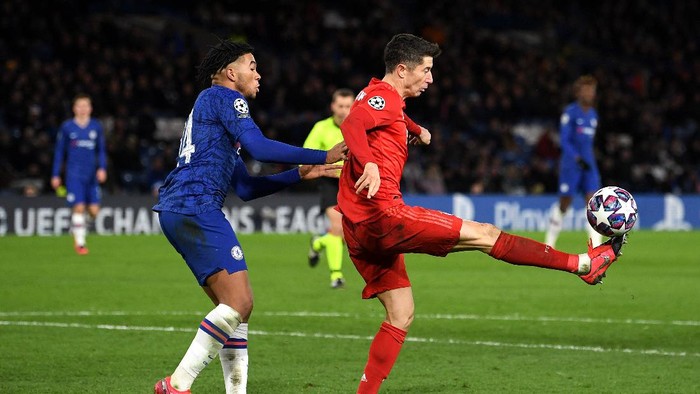 LONDON, ENGLAND - FEBRUARY 25: Robert Lewandowski of Bayern Munich is closed down by Reece James of Chelsea during the UEFA Champions League round of 16 first leg match between Chelsea FC and FC Bayern Muenchen at Stamford Bridge on February 25, 2020 in London, United Kingdom. (Photo by Mike Hewitt/Getty Images)
