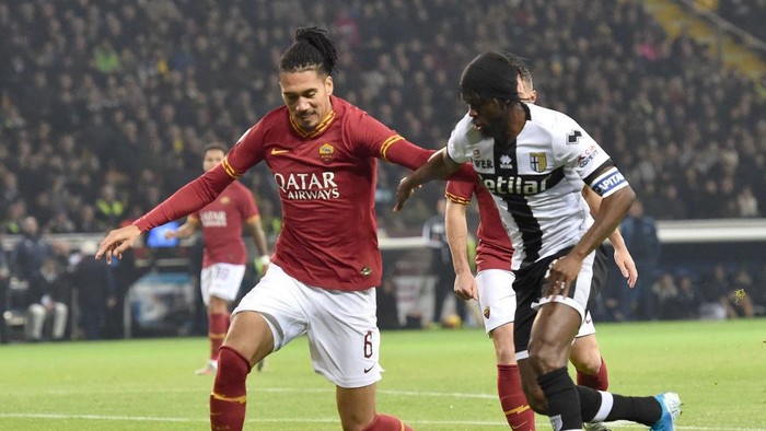 PARMA, ITALY - NOVEMBER 10: Chris Smalling of AS Roma and Gervinho of Parma Calcio in action during the Serie A match between Parma Calcio and AS Roma at Stadio Ennio Tardini on November 10, 2019 in Parma, Italy.  (Photo by Giuseppe Bellini/Getty Images)