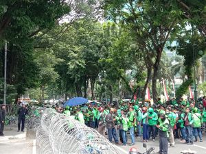 Pengemudi Ojol Demo di Depan DPRD Medan, Arus Lalu Lintas Macet