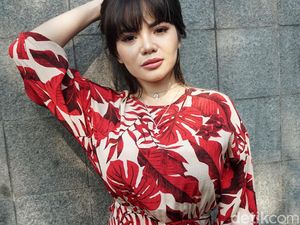 Pengacara: Stres dan Perut Lapar Bikin Dinar Candy Turun Aksi Berbikini Pengacara: Stres dan Perut Lapar Bikin Dinar Candy Turun Aksi Berbikini