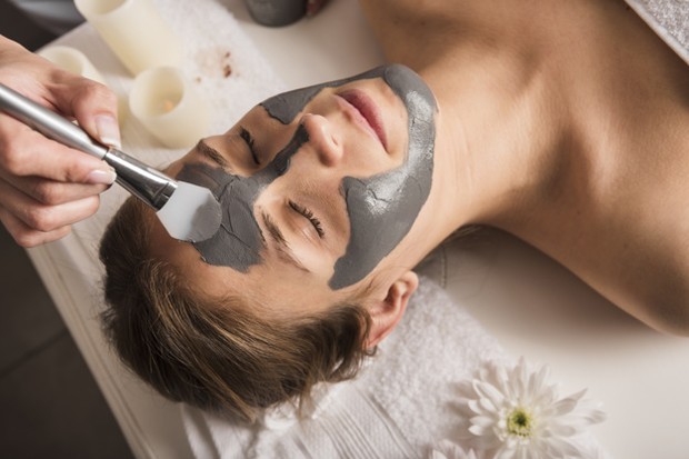 Clay Mask/freepik.com agar enggak terlalu sulit, bilaslah wajahmu dengan menggunakan air hangat. Selain membuat proses pembersihan jadi lebih cepat, mencuci dengan air hangat juga membantu mengangkat sel-sel kulit mati di wajahmu