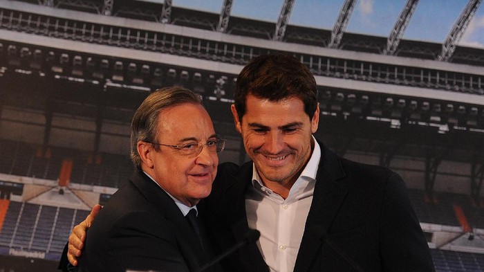 MADRID, SPAIN - JULY 13:  Real Madrid president Florentino Perez is embraced by Iker Casillas during a press conference to announce that Iker Casillas will be leaving Real Madrid on July 13, 2015 in Madrid, Spain.  (Photo by Denis Doyle/Getty Images)