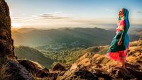 Fotografer Cantik Ini Potret Alam Sambil Pakai Baju Tradisional