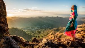 Fotografer Cantik Ini Potret Alam Sambil Pakai Baju Tradisional