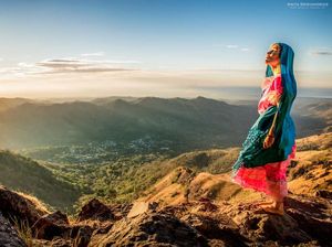 Fotografer Cantik Ini Potret Alam Sambil Pakai Baju Tradisional