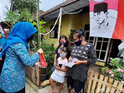 Laksanakan Instruksi Presiden, PKK Banyuwangi Door to Door Bagikan Masker