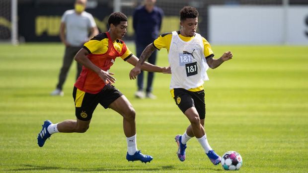DORTMUND, GERMANY - AUGUST 03: Jude Bellingham challenges Jadon Sancho during the first training session after the summer break on August 03, 2020 in Dortmund, Germany. (Photo by Lars Baron/Getty Images)