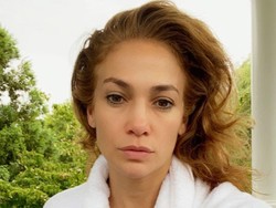 J-Lo Pamer Selfie Tanpa Make-up Lagi, Awet Mudanya Natural Banget