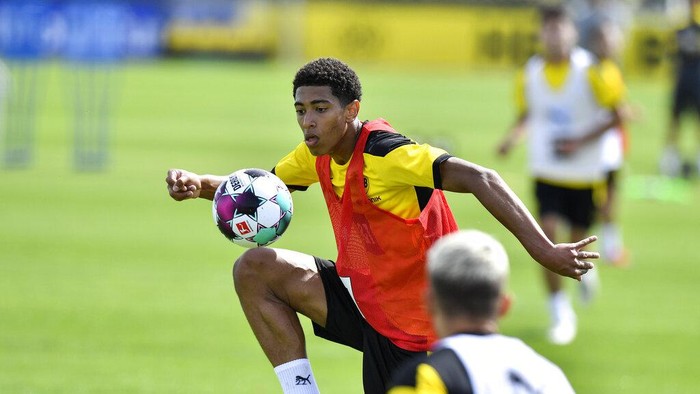 Dortmunds new English midfielder Jude Bellingham controls the ball during the first training session of German Bundesliga club Borussia Dortmund at the training grounds in Dortmund, Germany, Monday, Aug. 3, 2020. (AP Photo/Martin Meissner)