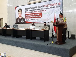 Kapolda Metro Pantau Rapid Test dan Bagikan Sembako di Ponpes Bekasi