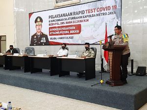 Kapolda Metro Pantau Rapid Test dan Bagikan Sembako di Ponpes Bekasi Kapolda Metro Pantau Rapid Test dan Bagikan Sembako di Ponpes Bekasi
