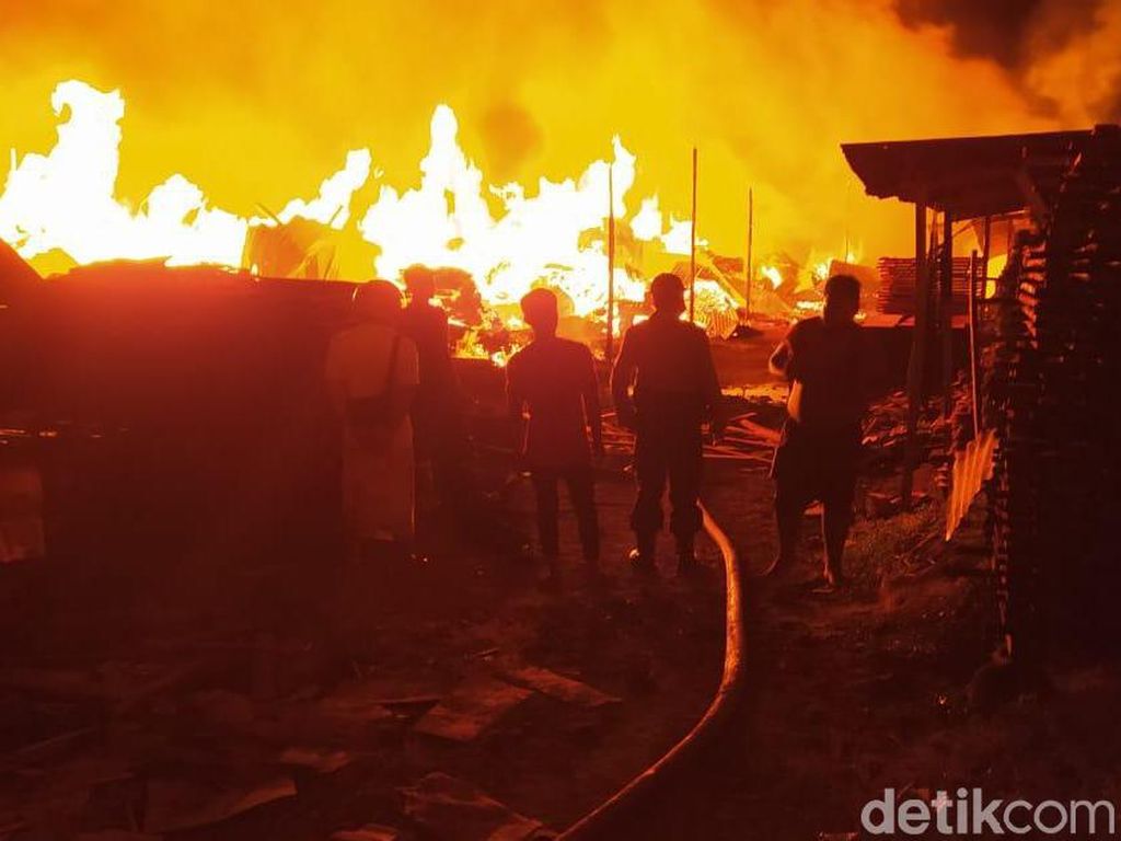Video Kebakaran Gudang Kayu di Jakut, 100 Rumah Ikut Hangus Video Kebakaran Gudang Kayu di Jakut, 100 Rumah Ikut Hangus