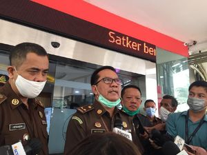 Kajari Inhu dan 2 Jaksa Tersangka Pemerasan 64 Kepsek Langsung Ditahan Kajari Inhu dan 2 Jaksa Tersangka Pemerasan 64 Kepsek Langsung Ditahan