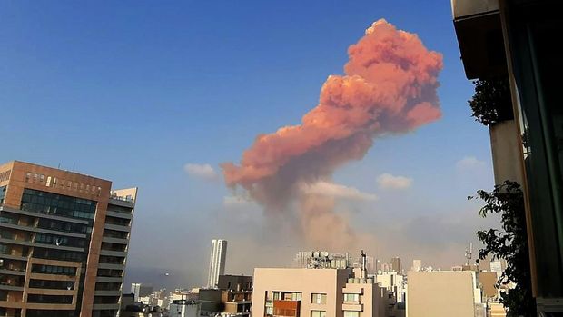 Ledakan guncang Beiru Lebanon. (Photo by Anwar AMRO / AFP)