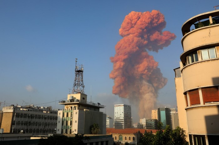 Ledakan guncang Beiru Lebanon. (Photo by Anwar AMRO / AFP)