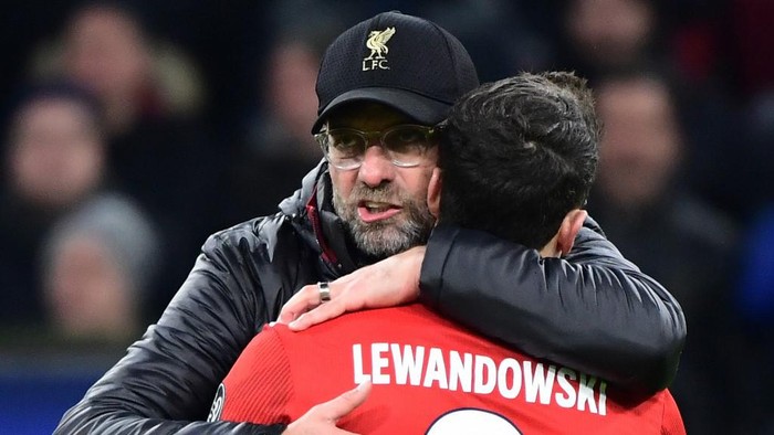 Liverpools German manager Jurgen Klopp (L) and Bayern Munichs Polish forward Robert Lewandowski embrace after the UEFA Champions League, last 16, second leg football match Bayern Munich v Liverpool in Munich, southern Germany, on March 13, 2019. (Photo by Peter Kneffel / dpa / AFP) / Germany OUT