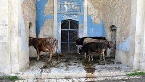 Potret Masjid Bersejarah yang Jadi Kandang Ternak