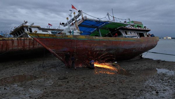 Melihat Jasa Perbaikan Kapal Nelayan di Teluk Kendari