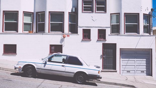 Mobil parkir di tanjakan Car parked in San Francisco,