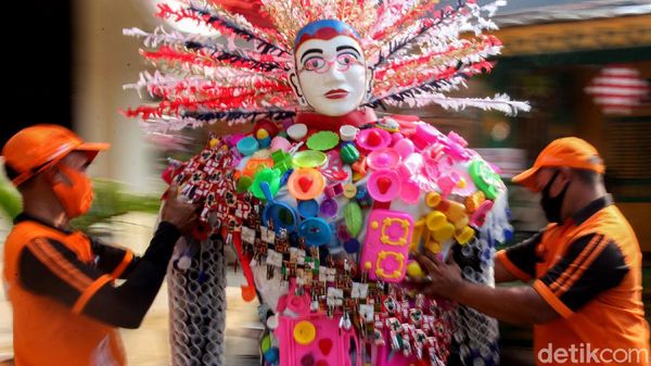 Ondel-ondel dari Sampah Ini Buatan PPSU Lho