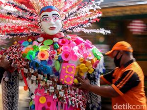 Ondel-ondel dari Sampah Ini Buatan PPSU Lho