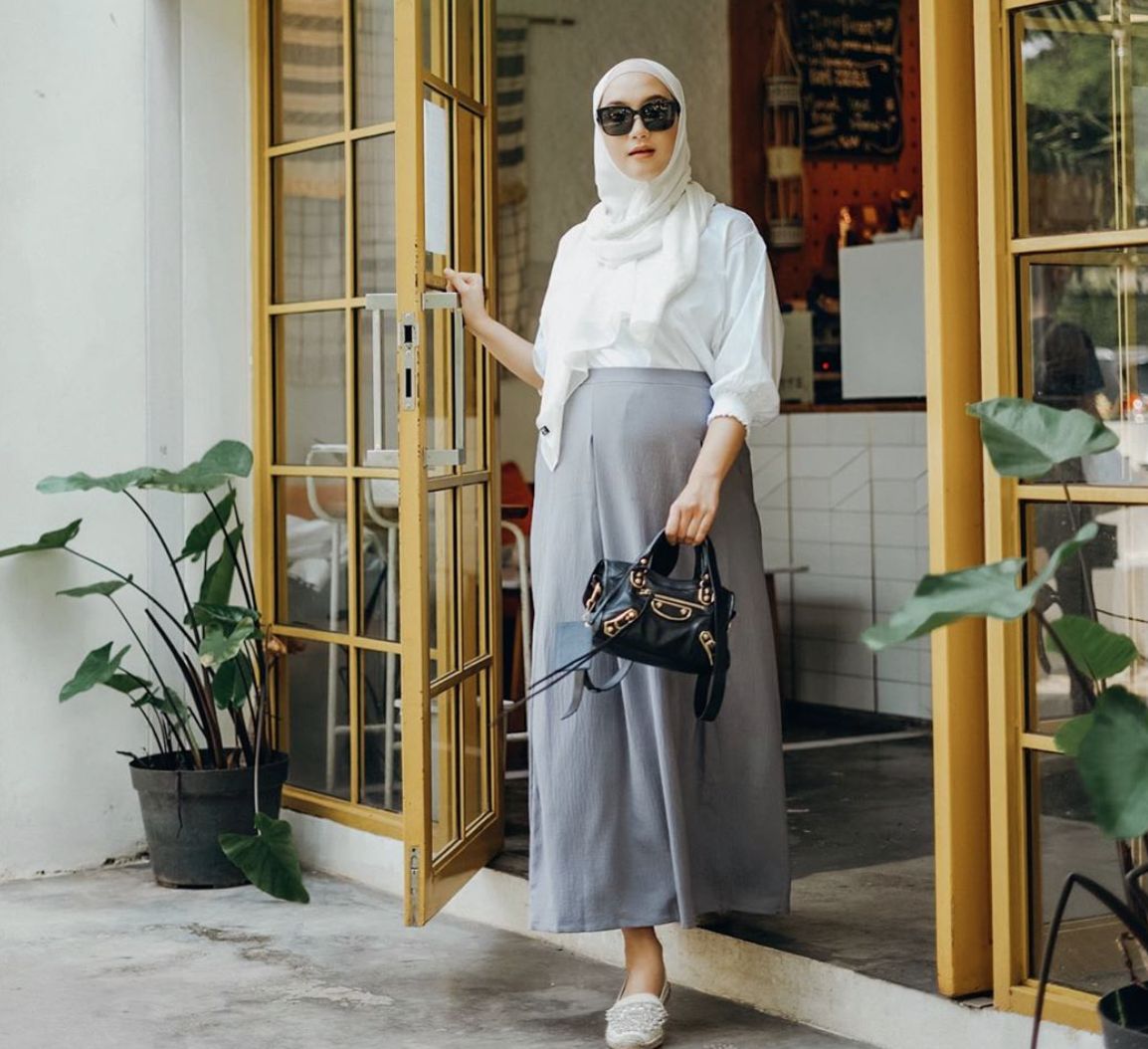 7 Inspirasi OOTD Ibu  Hamil  Stylish Ala Selebriti