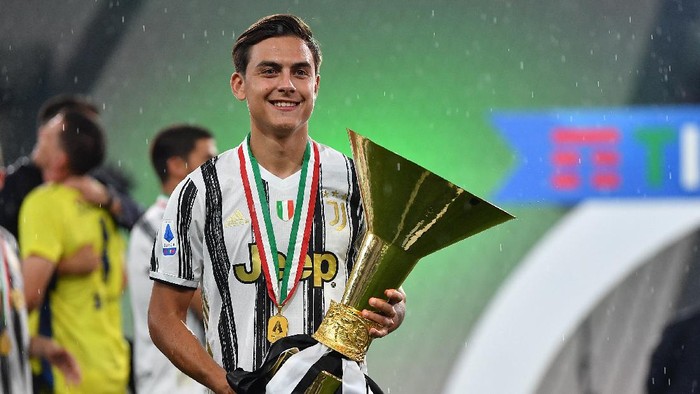 TURIN, ITALY - AUGUST 01: Paulo Dybala of Juventus FC celebrates with the trophy after the Serie A match between Juventus and AS Roma at Allianz Stadium on August 1, 2020 in Turin, Italy. (Photo by Valerio Pennicino/Getty Images)