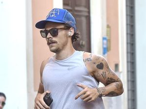Penampilan Baru Harry Styles yang Bikin Heboh Netizen