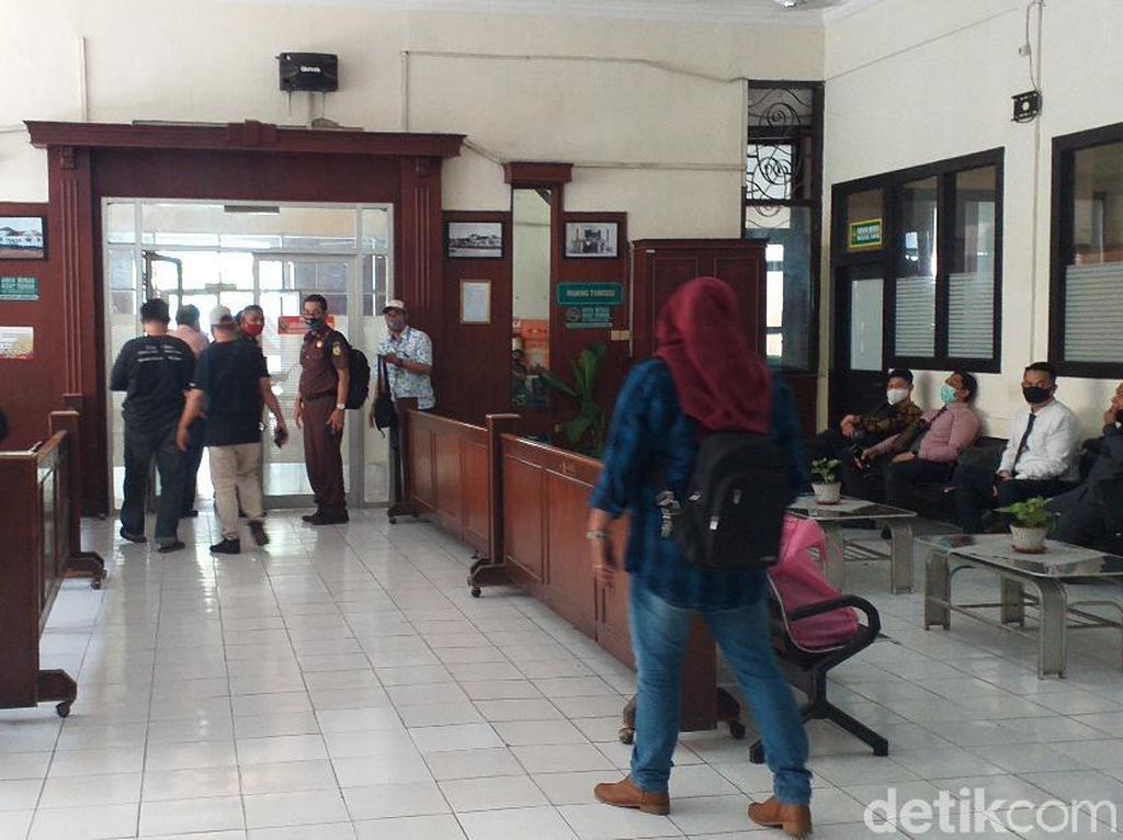 Satu Hakim dan Pegawai PN Surabaya Positif COVID-19, Pelayanan Berjalan Normal Satu Hakim dan Pegawai PN Surabaya Positif COVID-19, Pelayanan Berjalan Normal