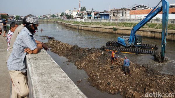 Lumpur Sungai CIliwung Dikeruk