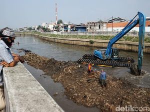 Lumpur Sungai CIliwung Dikeruk Lumpur Sungai CIliwung Dikeruk