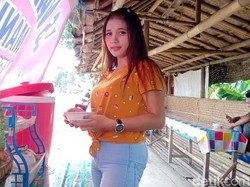Si Cantik Melani Penjual Dawet Ireng yang Bikin Gagal Fokus