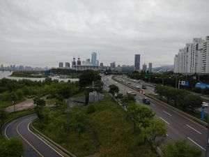 Potret Perkotaan Seoul dari Jembatan Hangang Yoidu Park