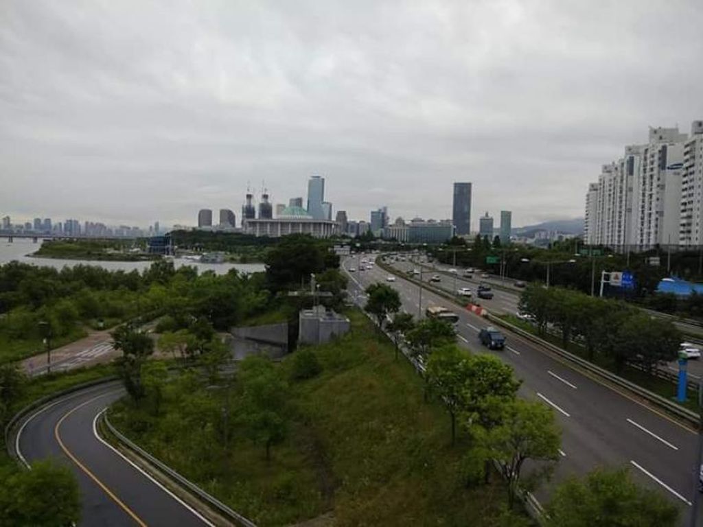 Potret Perkotaan Seoul dari Jembatan Hangang Yoidu Park Potret Perkotaan Seoul dari Jembatan Hangang Yoidu Park