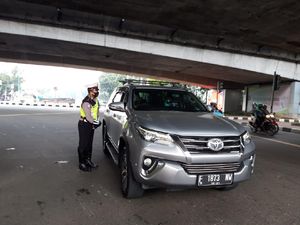 Hari Kedua Ganjil Genap, Sejumlah Mobil di Kuningan Masih Langgar Aturan