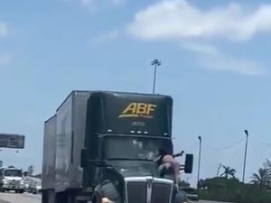 Ngeri, Pria Gelantungan di Kap Truk di Jalan Tol Sejauh 14 KM