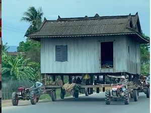 Luar Biasa! Pindahan Rumah tapi Rumahnya Ikut Dibawa Pakai Traktor