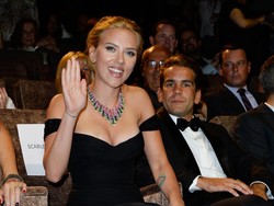 Scarlett Johansson Merasa Aneh saat Beradegan Seks dengan Joaquin Phoenix