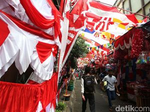 Semarak Merah Putih di Pasar Master Jatinegara Semarak Merah Putih di Pasar Master Jatinegara