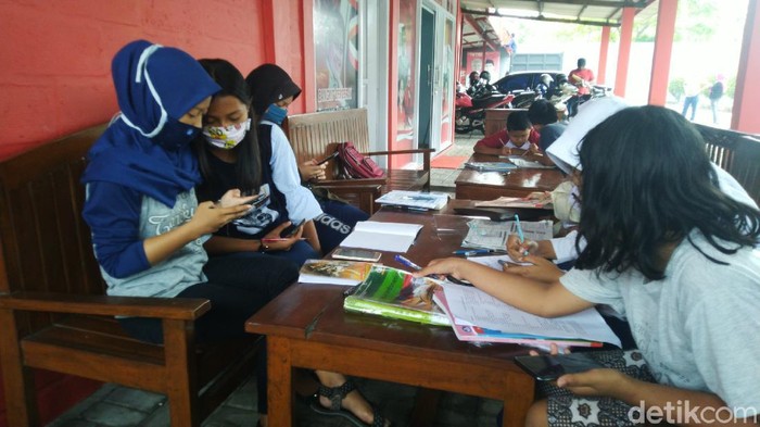 Siswa belajar daring numpang wifi di rumah warga di Kab Semarang