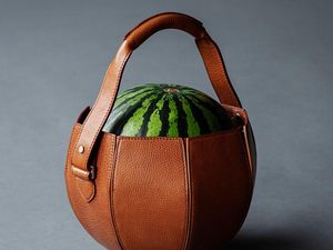 Foto: Tas Kulit Mewah Khusus untuk Bawa Buah Semangka Dikritik Netizen