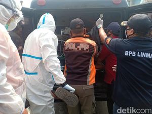 Petugas Ber-APD Lengkap Evakuasi Penumpang Angkot yang Tewas Mendadak