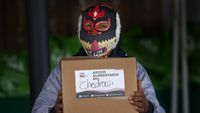 Aksi Bagi Paket Makanan Untuk Pegulat Bertopeng di Tengah Pandemi